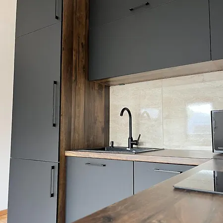 25v Apartment *